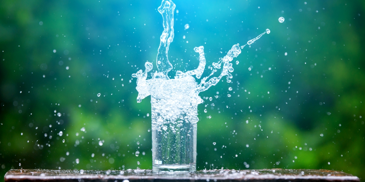 Dostatek vody a hydratace organismu je prvním krokem ke zlepšení trávení.