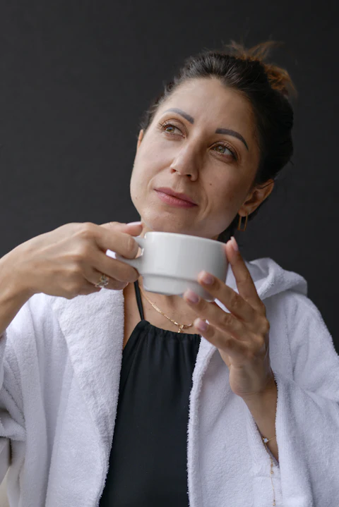 Žena kolem čtyřicítky s ranní kávou