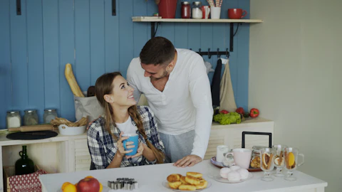 Pár při společné snídani s ovocem v kuchyni
